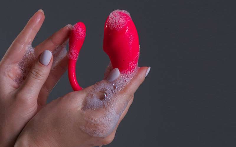 Vệ sinh trứng rung hai đầu Vibrator đúng cách